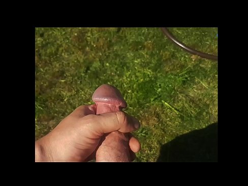 ❤️ Vroča lepotica dobi svojo rožnato pičko, ki jo jebe, in se zraven cmeri s curkom na poletnem vrtu ️❌ Fuck video pri nas